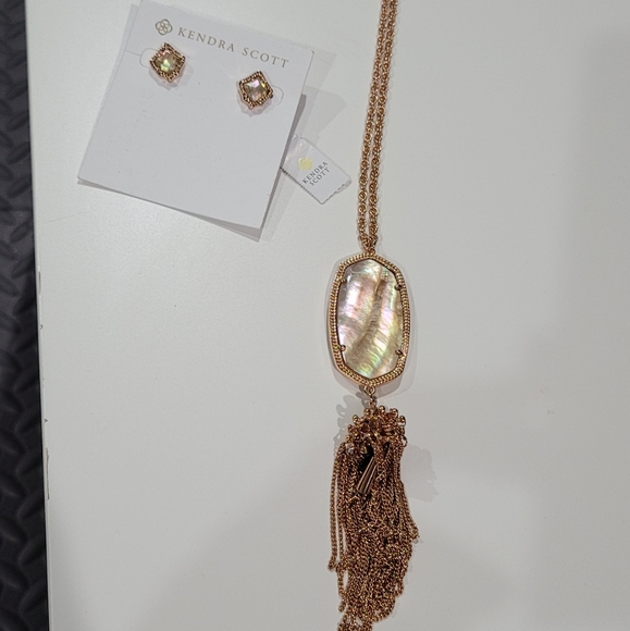 Kendra Scott Rose Gold Necklace Stud Earring Set - Picture 9 of 16